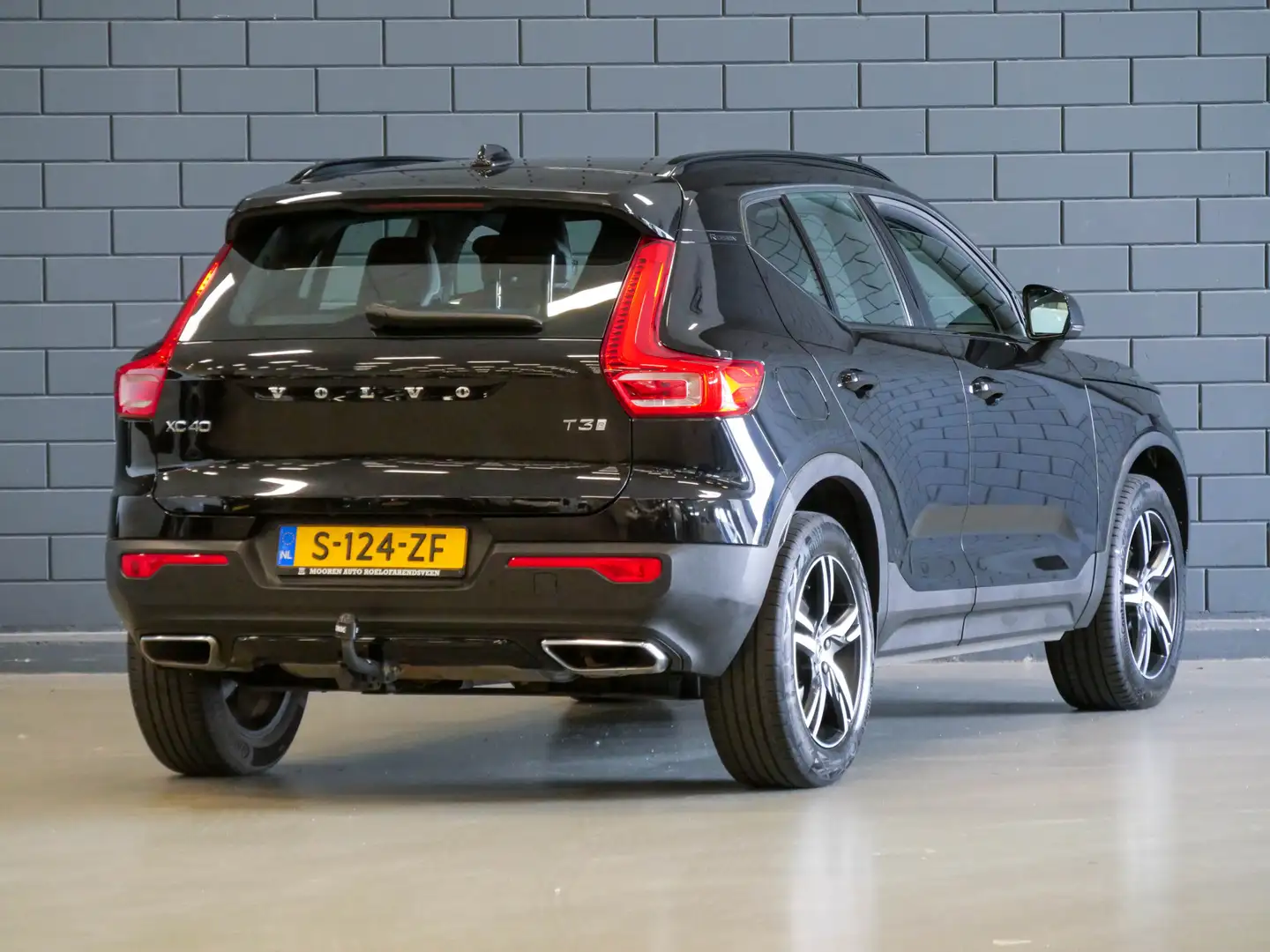 Volvo XC40 1.5 T3 R-Design | TREKHAAK | NAVIGATIE | CARPLAY | Schwarz - 2