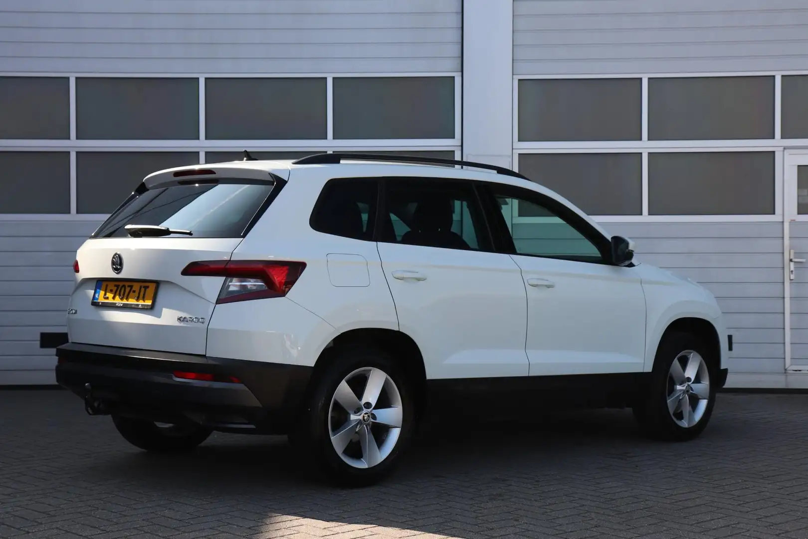 Skoda Karoq 1.5 TSI 150pk DSG Ambition | Trekhaak | Navigatie Wit - 2