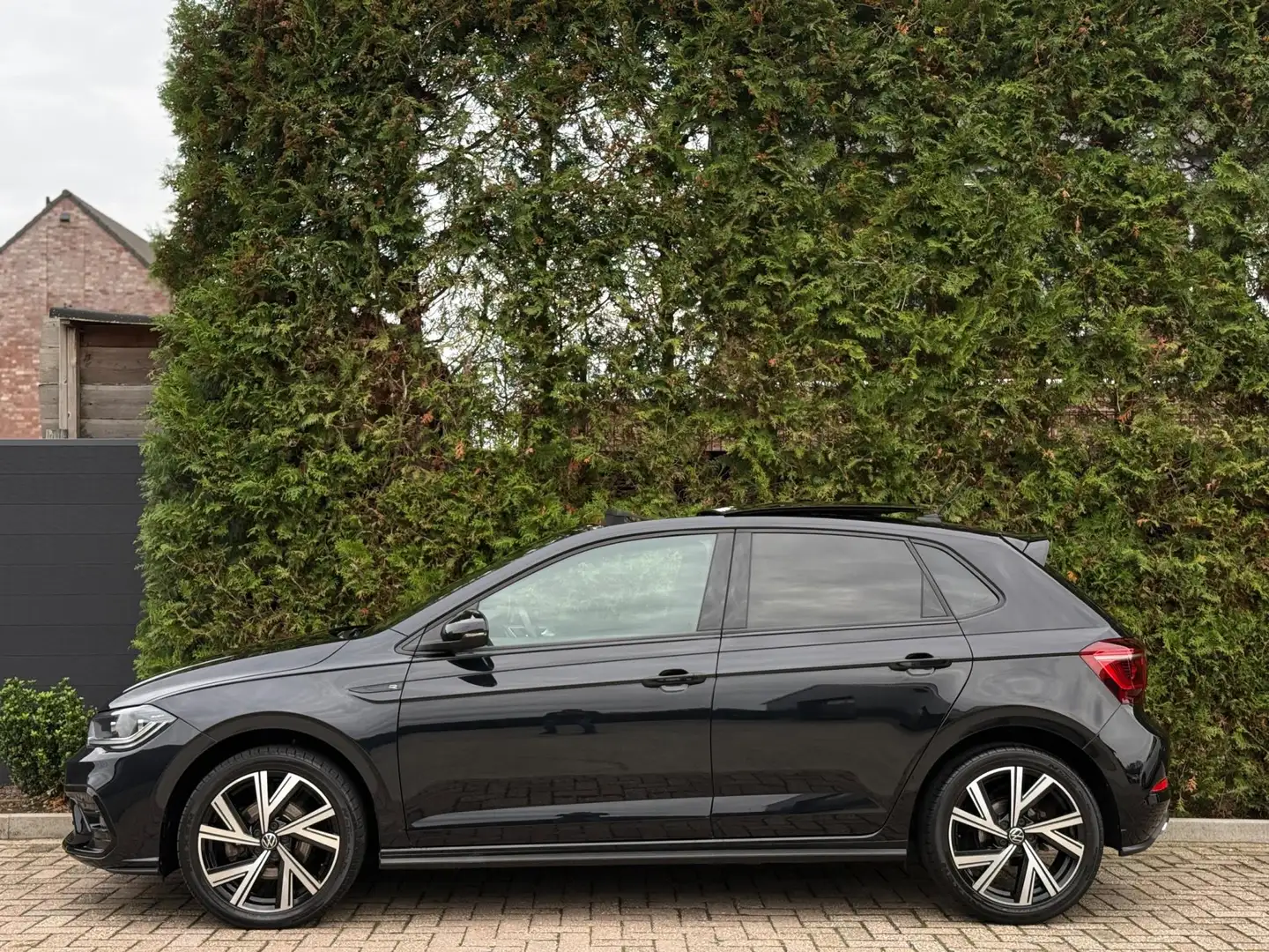 Volkswagen Polo 1.0 TSI 2x R-Line Panorama CarPlay Camera Zwart - 2