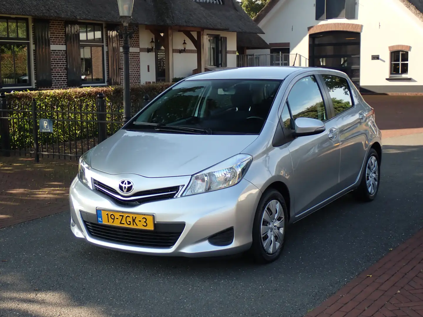 Toyota Yaris 1.3 VVT-i Aspiration 5deurs TREKHAAK automaat Grijs - 1