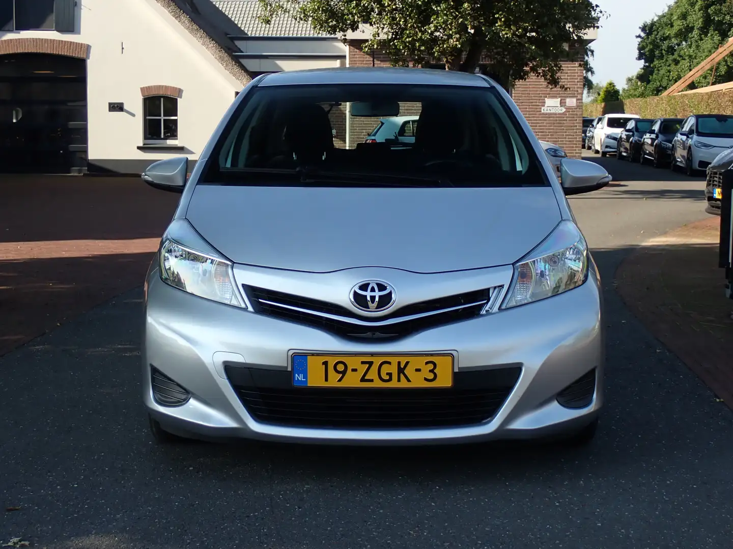 Toyota Yaris 1.3 VVT-i Aspiration 5deurs TREKHAAK automaat Grijs - 2