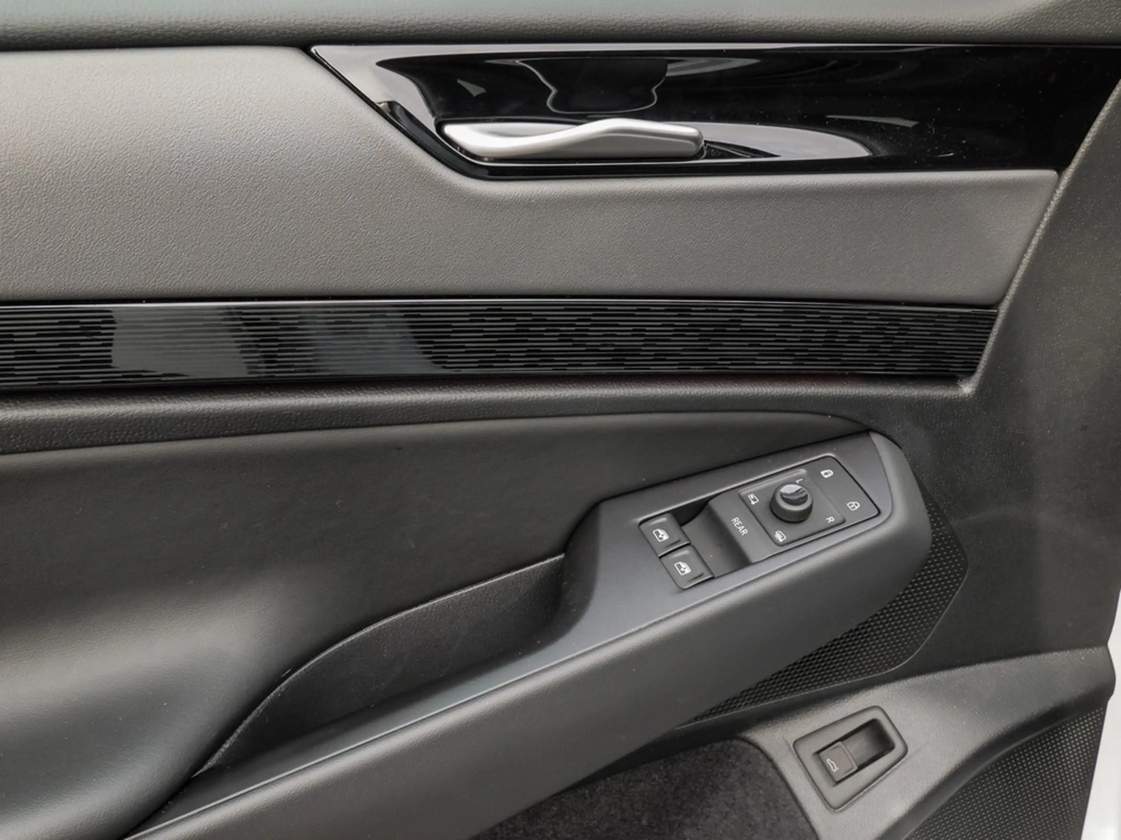 Volkswagen ID.7 Tourer Pro 210 kW 19" ACC AHK Navi SHZ 360° — photo 17