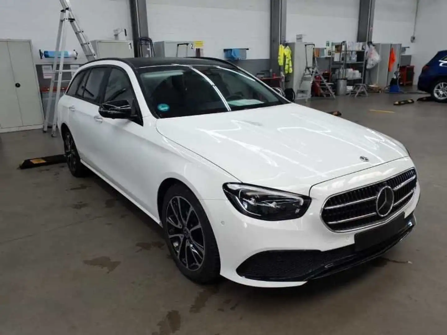 Mercedes-Benz E 220 T d Avantgarde Night Pano 360° Burm Distro Weiß - 2