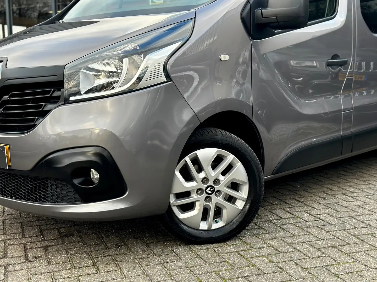 Renault Trafic 1.6 dCi T29 L2H1 DC Comfort Gris - 2