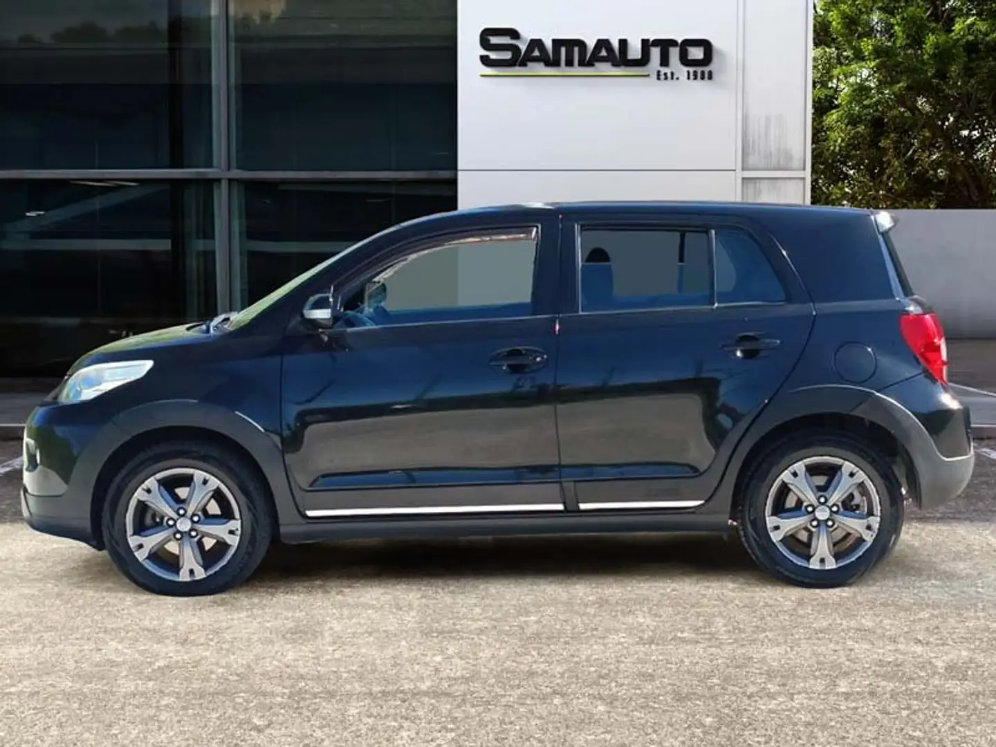 Toyota Urban Cruiser 1.4 d-4d Luxury Awd 4X4 Schwarz - 2