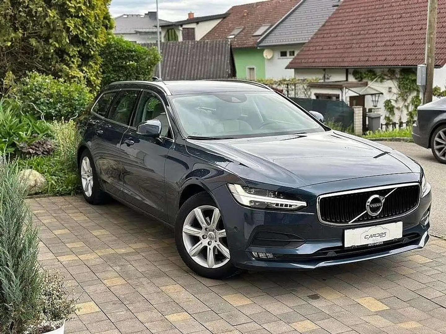 Volvo V90 Momentum Blau - 1