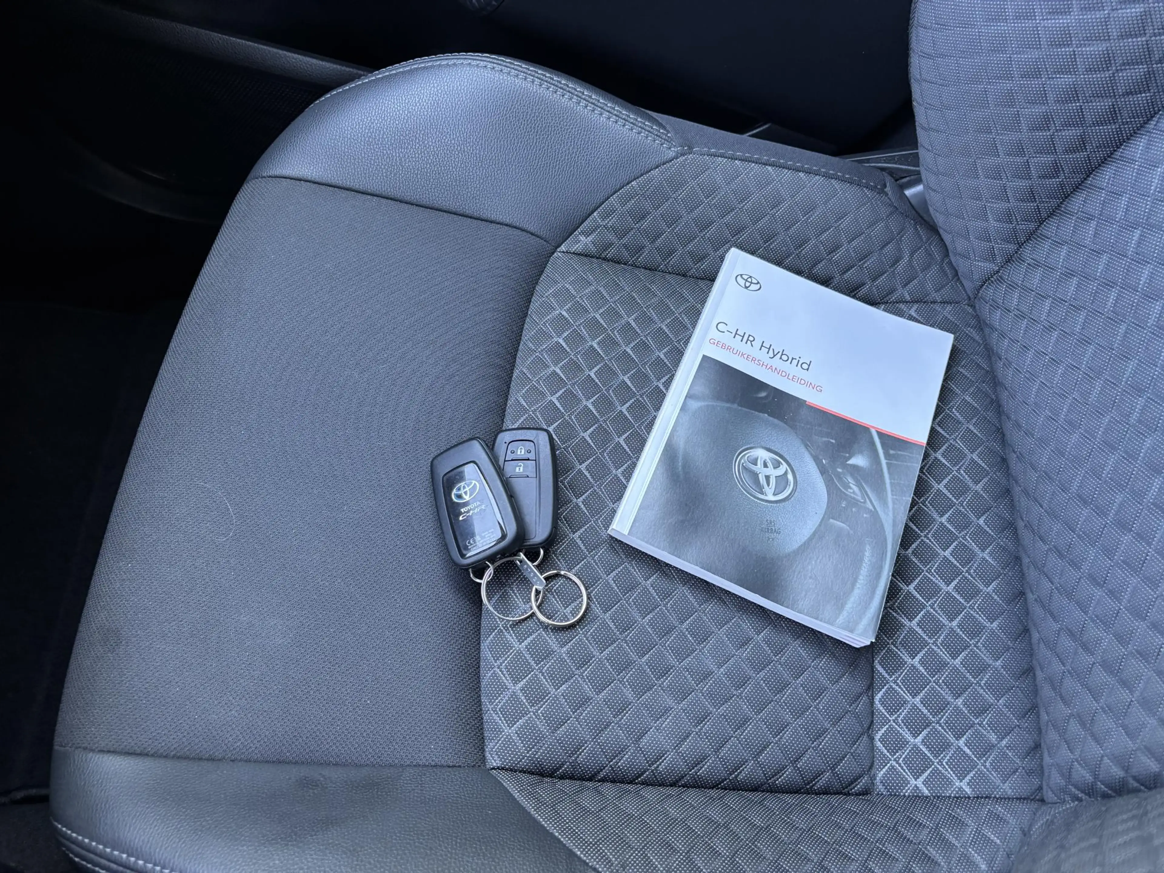 Toyota C-HR 1.8 Hybrid Dynamic l Apple Carplay/Android Auto l — photo 16