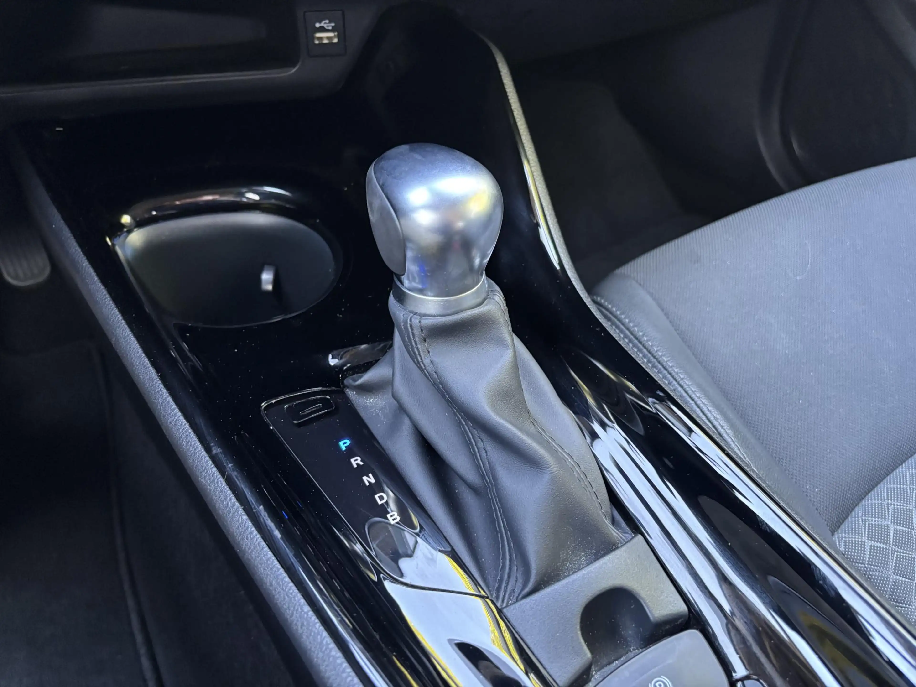 Toyota C-HR 1.8 Hybrid Dynamic l Apple Carplay/Android Auto l — photo 27