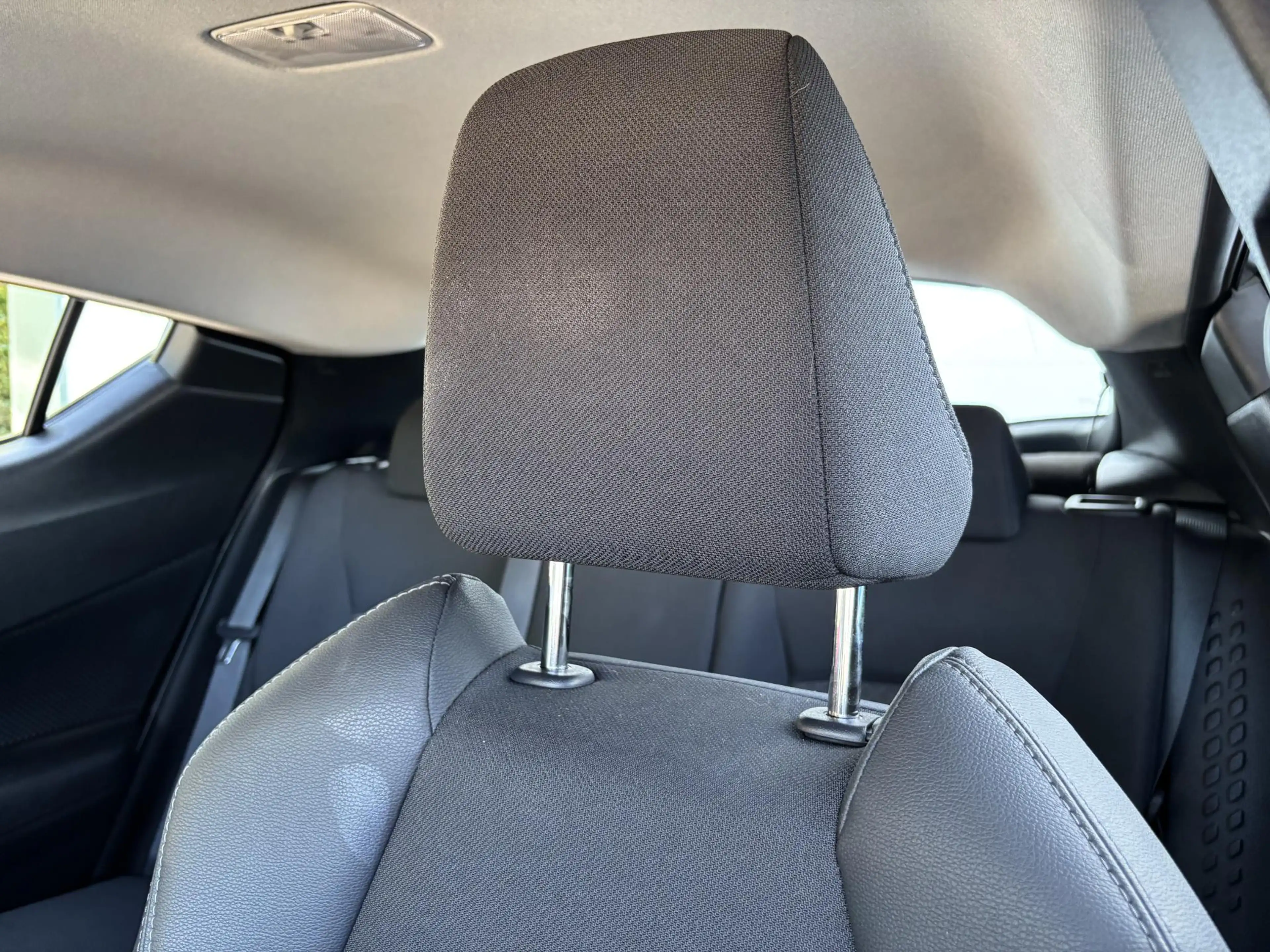 Toyota C-HR 1.8 Hybrid Dynamic l Apple Carplay/Android Auto l — photo 31