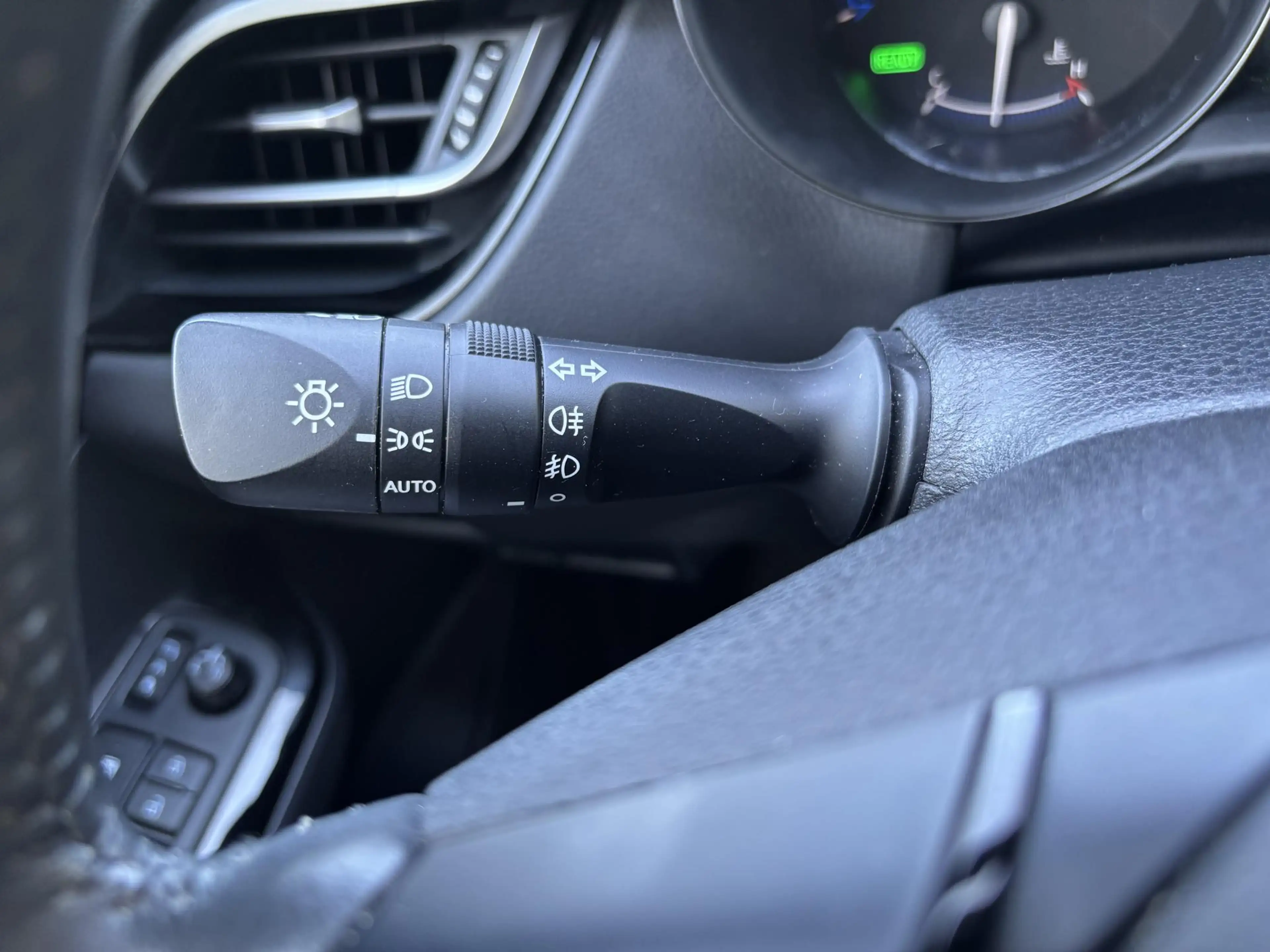 Toyota C-HR 1.8 Hybrid Dynamic l Apple Carplay/Android Auto l — photo 24