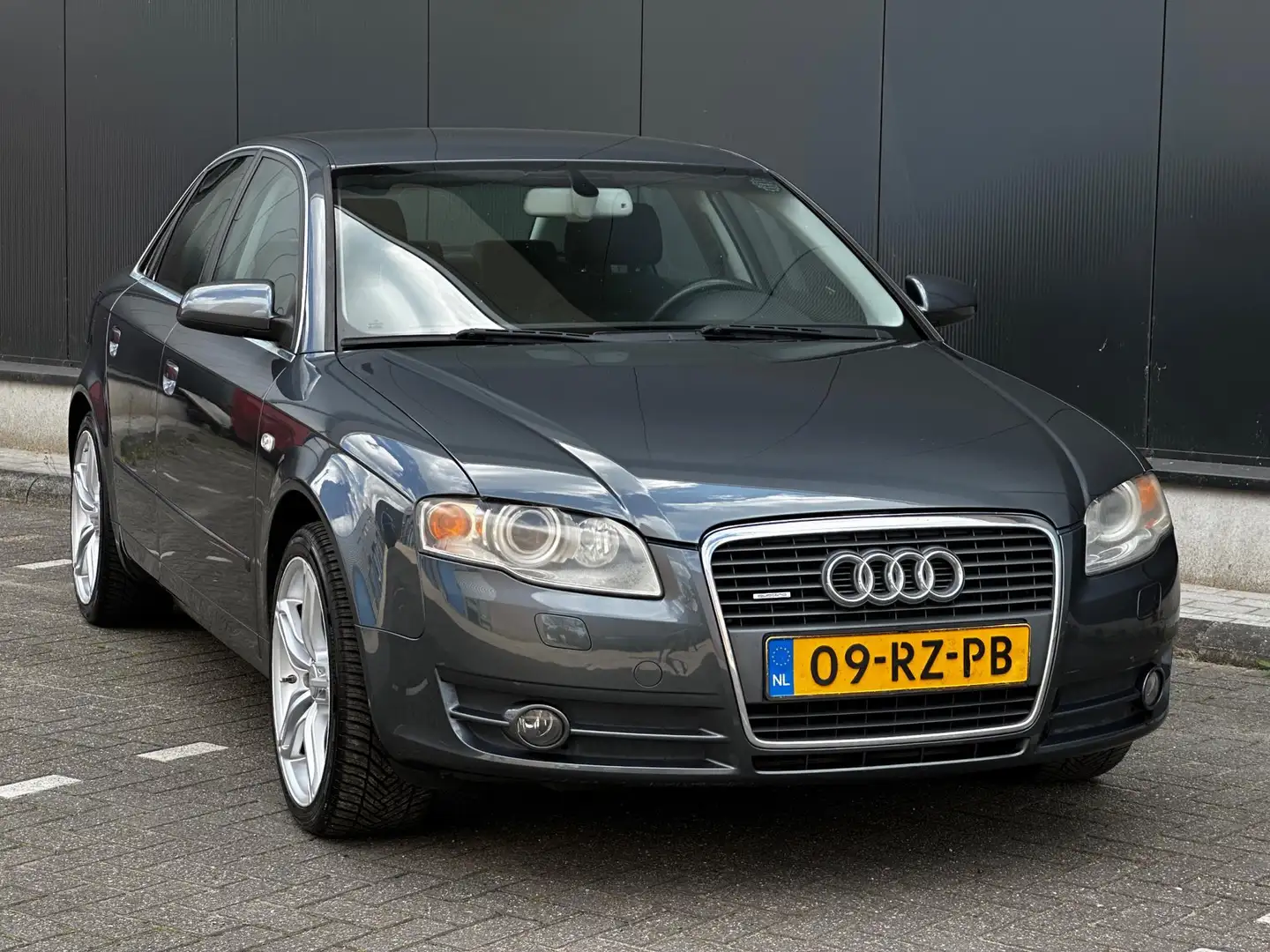 Audi A4 Limousine 3.2 FSI quattro Pro Line AUTOMAAT NAVI/C Grijs - 2