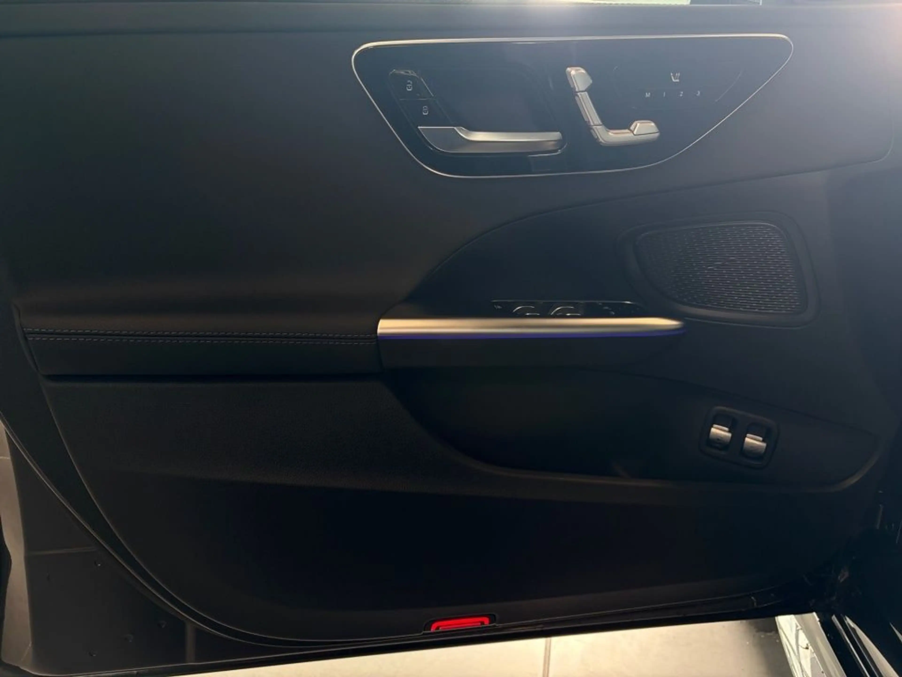 Mercedes-Benz C 300 e AMG+LED+MEMORY+AMBIENTE+CARP+MBUX+PANO — photo 5