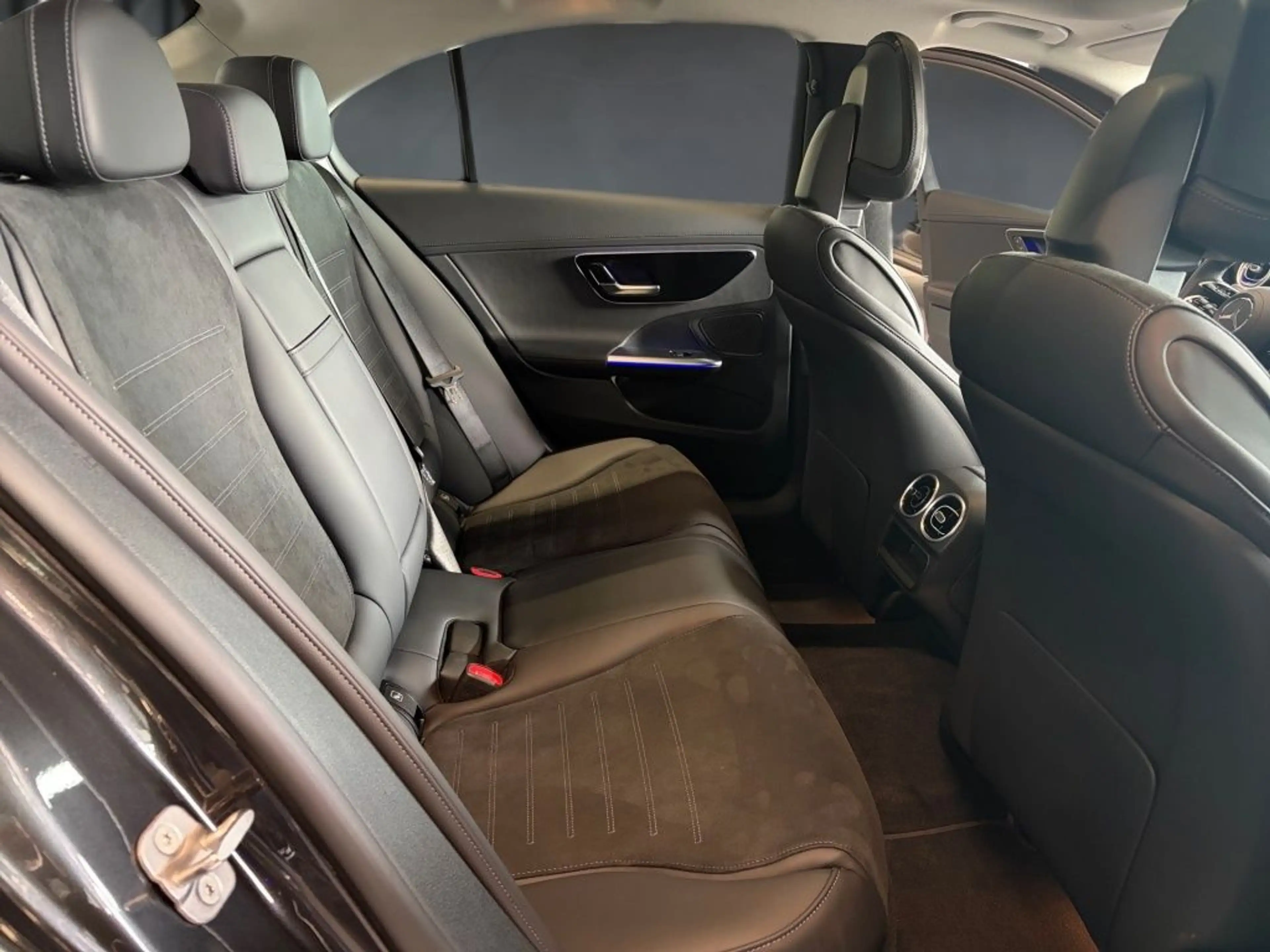 Mercedes-Benz C 300 e AMG+LED+MEMORY+AMBIENTE+CARP+MBUX+PANO — photo 13