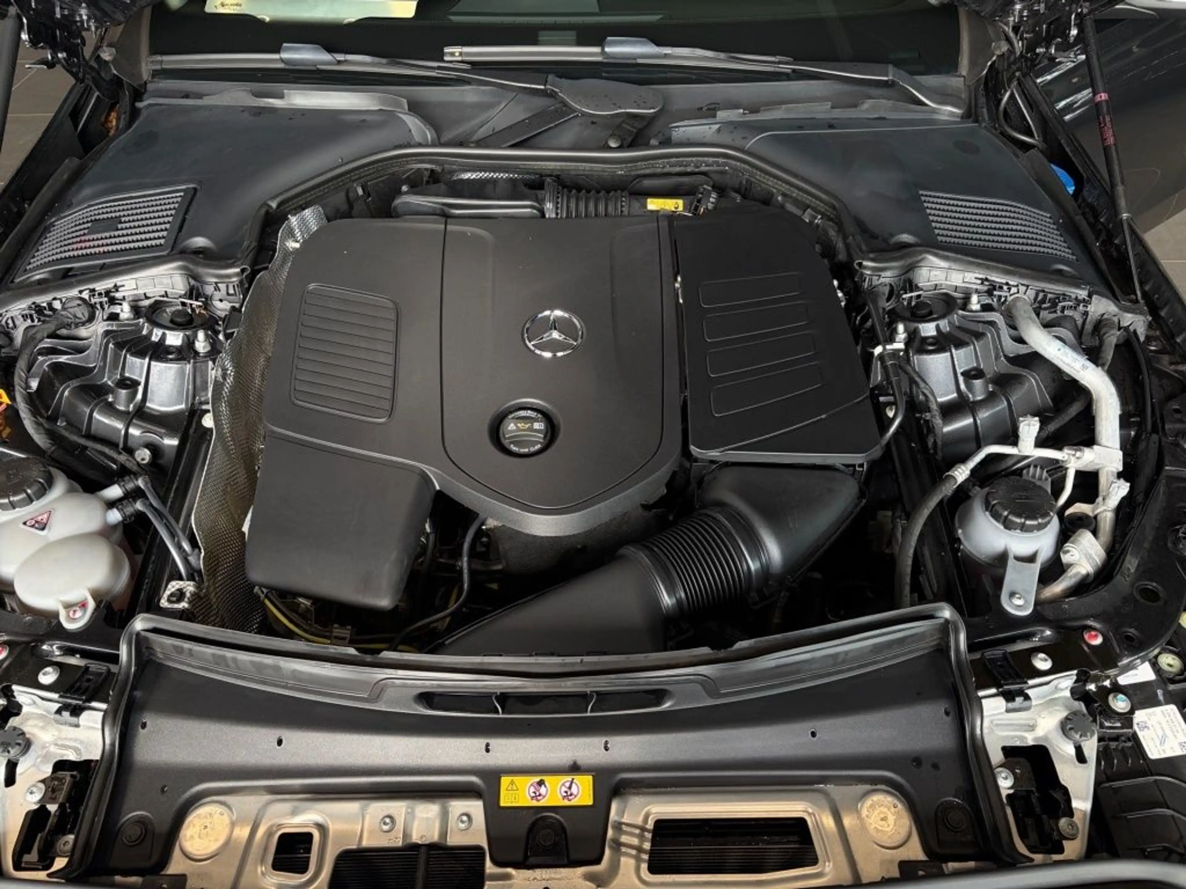 Mercedes-Benz C 300 e AMG+LED+MEMORY+AMBIENTE+CARP+MBUX+PANO — photo 4