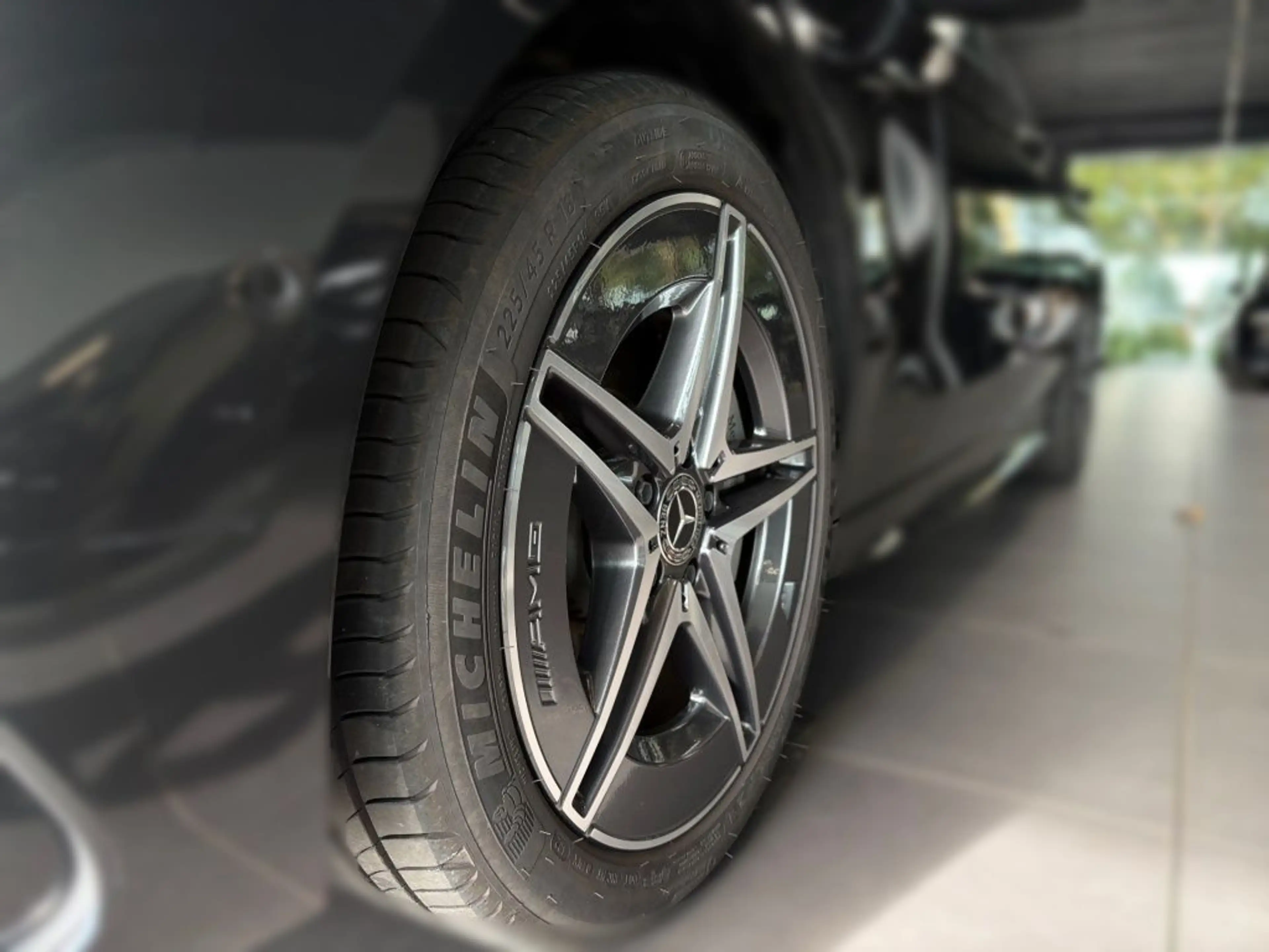 Mercedes-Benz C 300 e AMG+LED+MEMORY+AMBIENTE+CARP+MBUX+PANO — photo 3