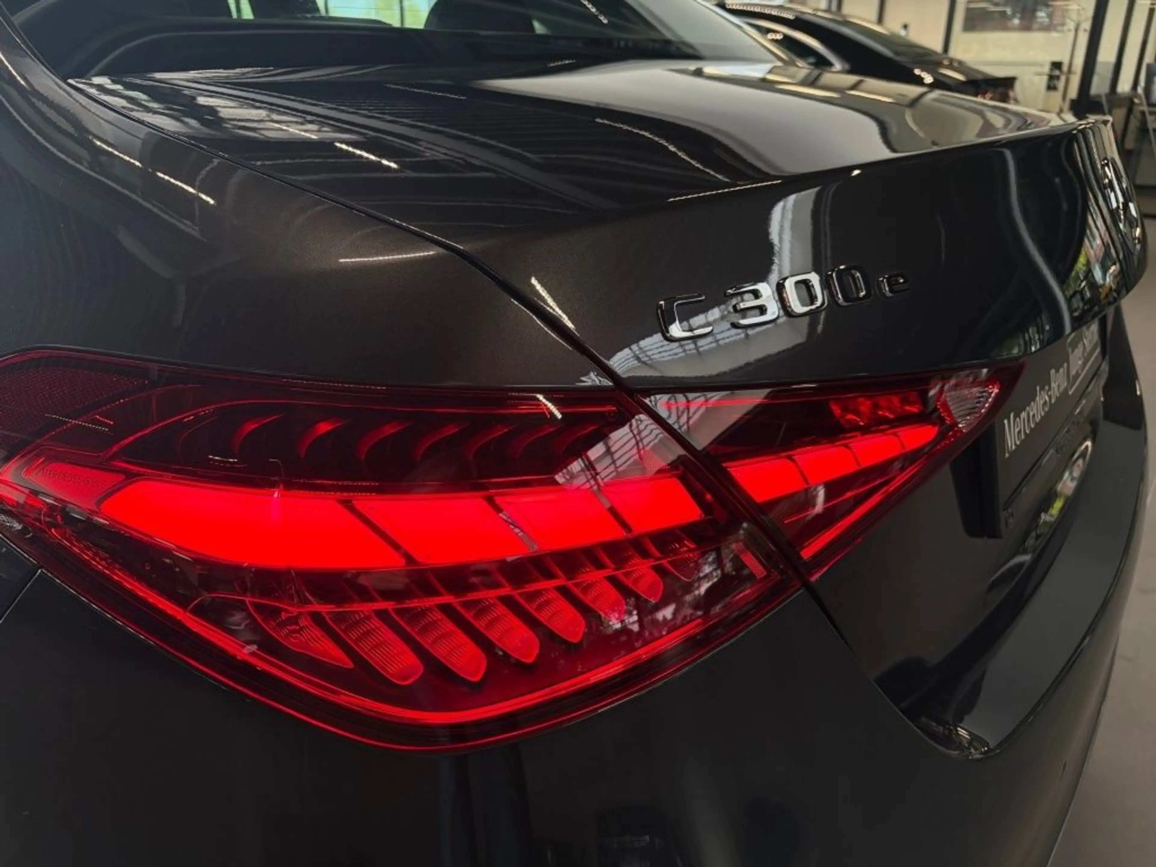 Mercedes-Benz C 300 e AMG+LED+MEMORY+AMBIENTE+CARP+MBUX+PANO — photo 10