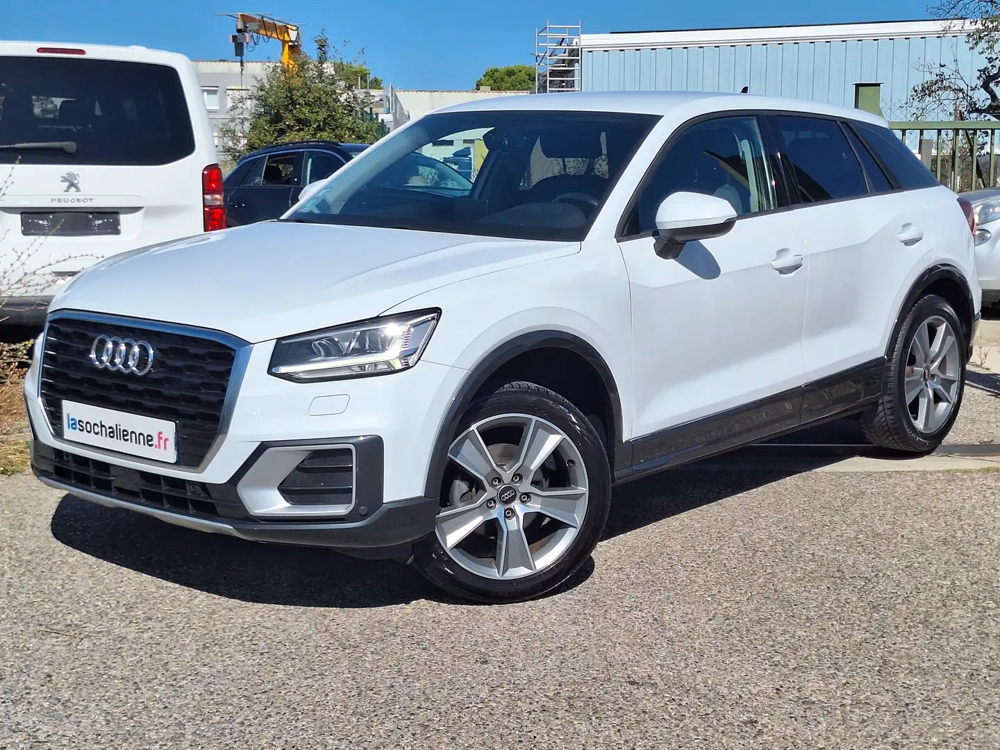 Audi Q2 30 TDI 116 BVM6 Design + hayon éléctrique + clé main libre + gps + attelage + sièges chauffants Blanc - 2