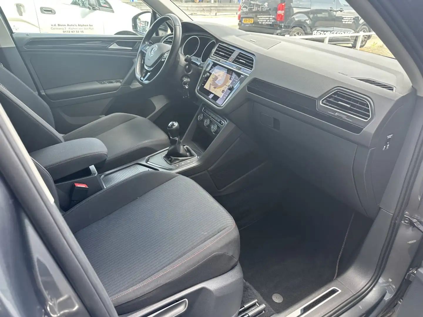 Volkswagen Tiguan 1.4 TSI Sound Navi Carplay Adaptive Cruise Stoelve Grijs - 2