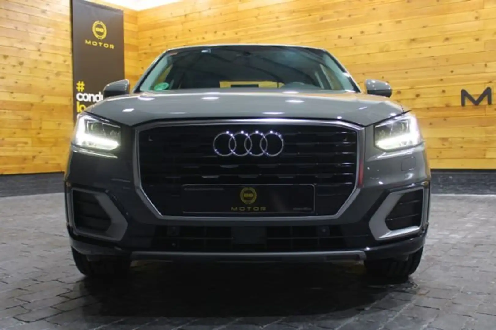 Audi Q2 35 TFSI Black line edition 110kW Grau - 2