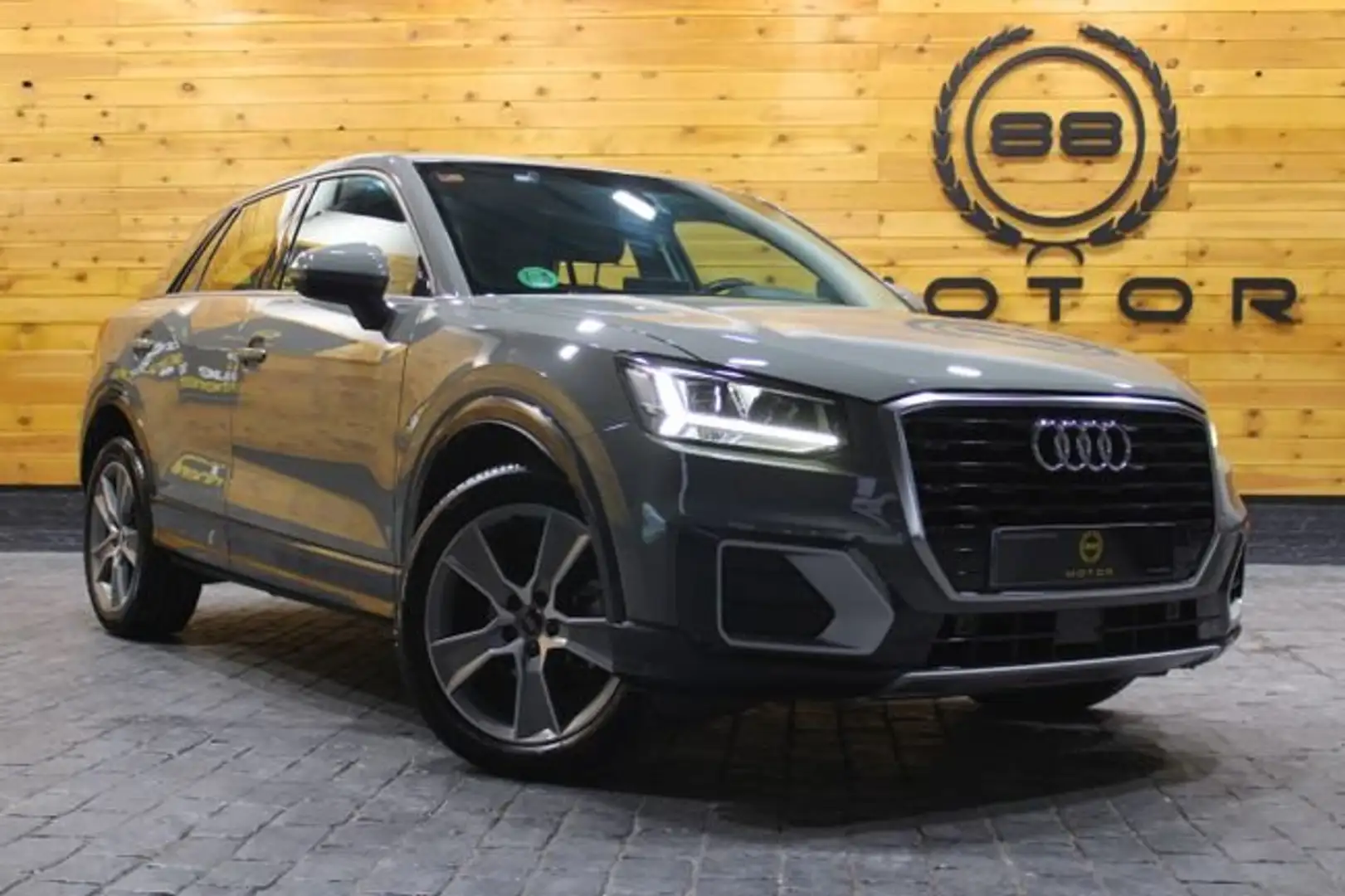 Audi Q2 35 TFSI Black line edition 110kW Grau - 1
