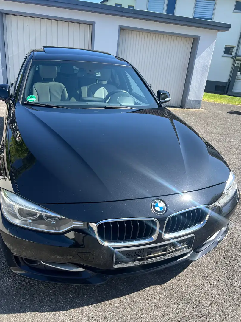 BMW 320 320d Touring Sport Line Černá - 2