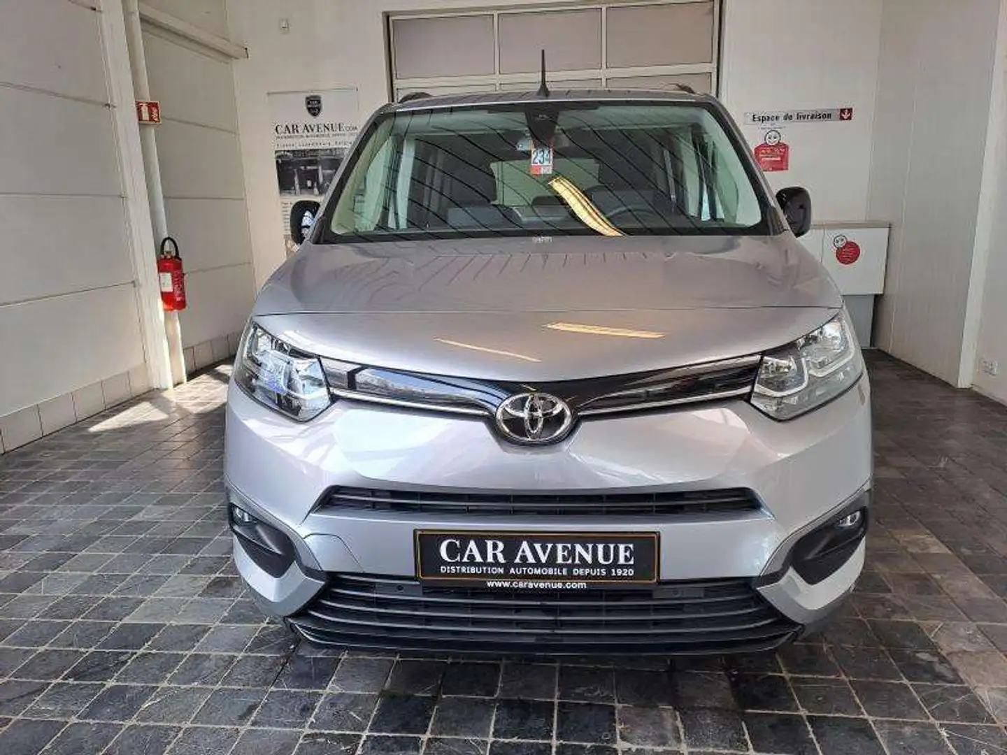 Toyota Verso MPV Gris - 2