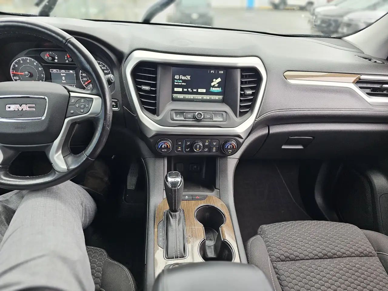 GMC Acadia снимка GMC Acadia