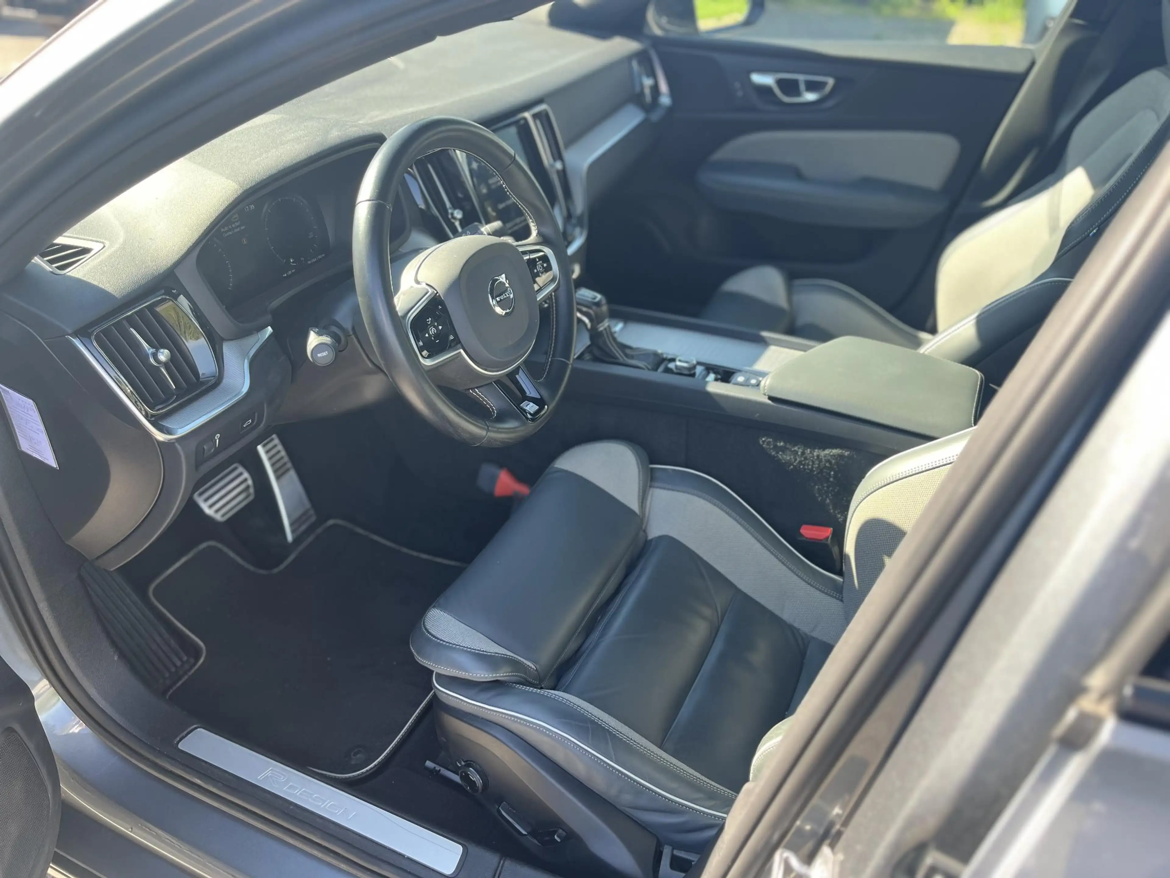 Volvo S60 T4 R-Design | Trekhaak | Memoryseats | Parkeercame — photo 4