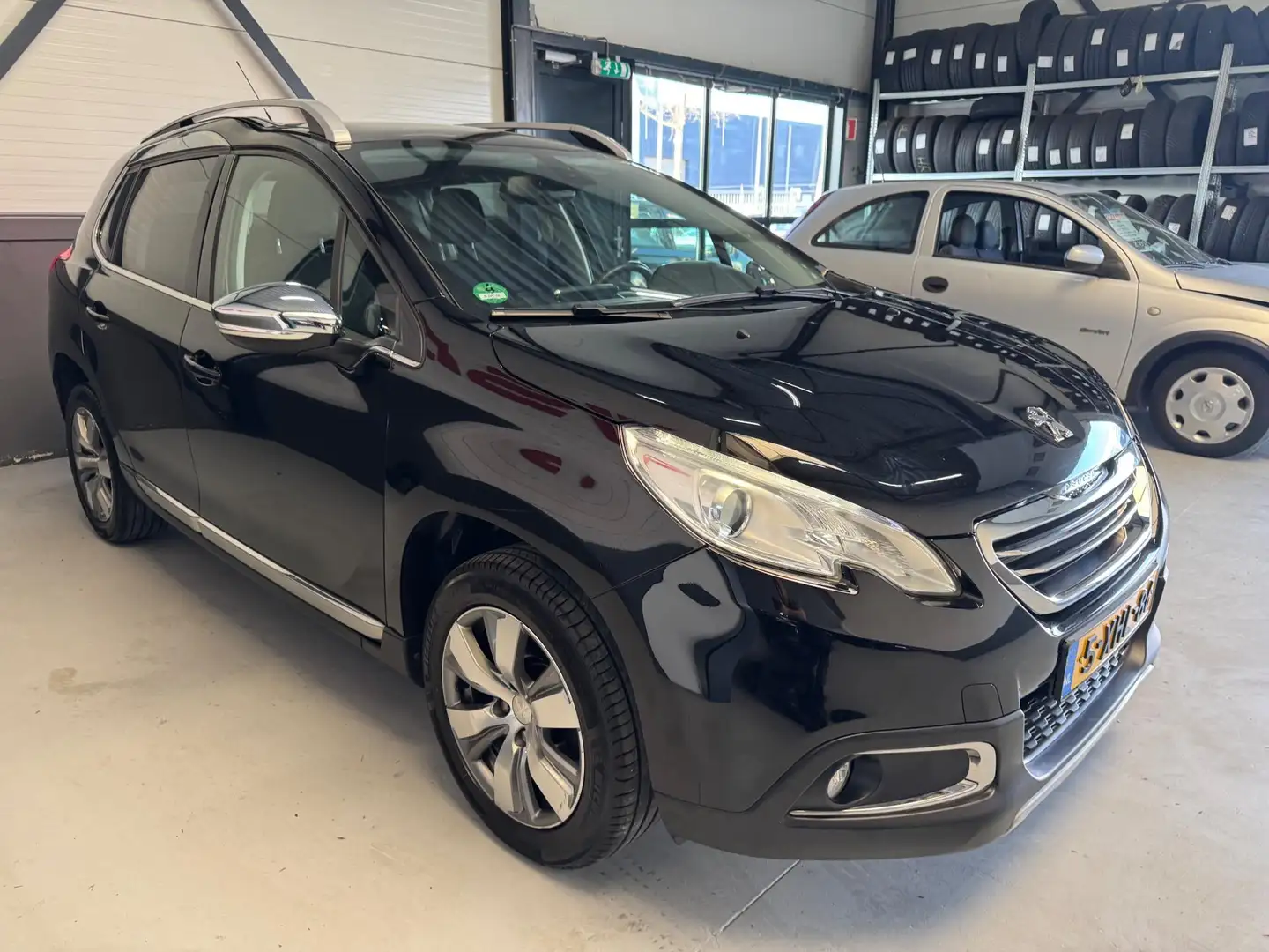 Peugeot 2008 1.2 VTi Allure, full-opties, Panorama,Trekhaak,Cru Nero - 2