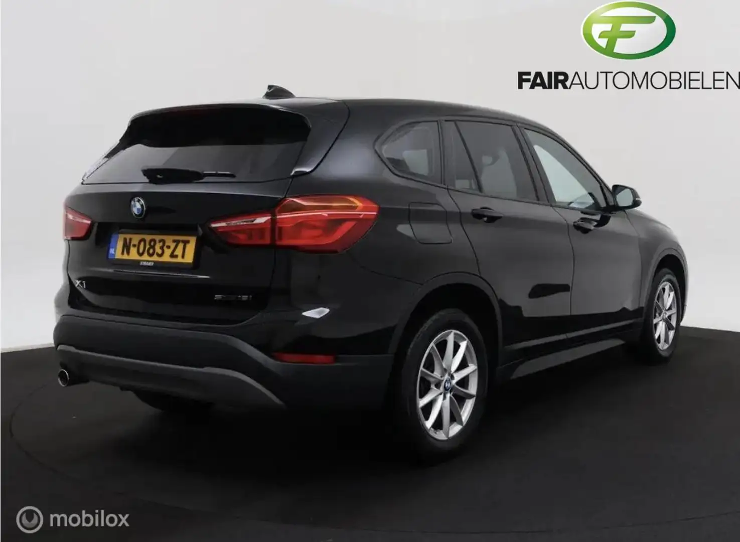 BMW X1 sDrive18i Executive Zwart - 2