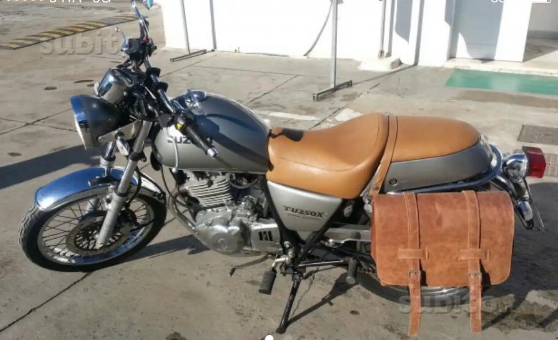 Suzuki TU 250 customizzata con sterzo, specchietti e borsa - 1