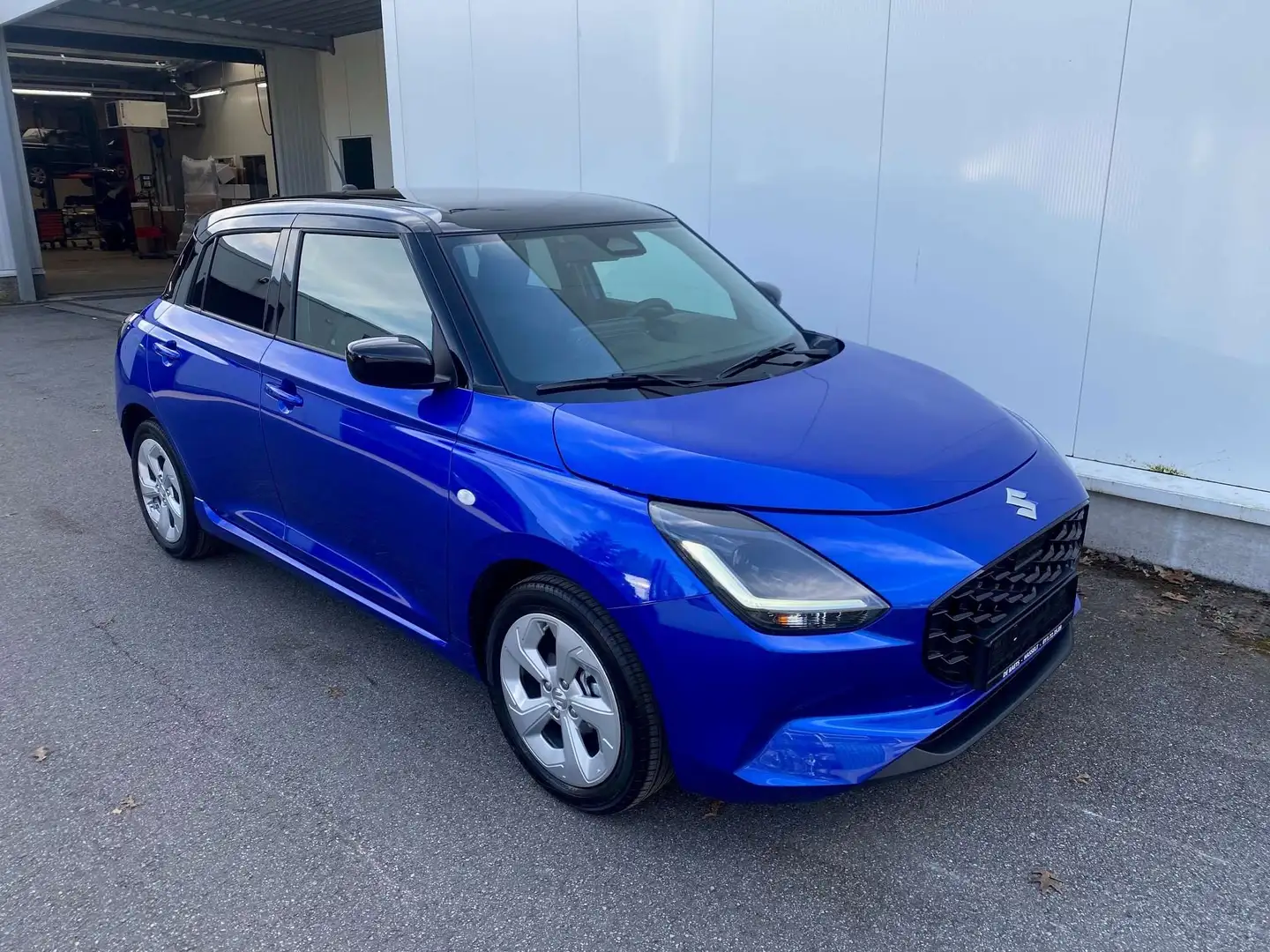 Suzuki Swift 1.2i SHVS Grand Luxe + 12V *Duo Tone* Bleu - 1
