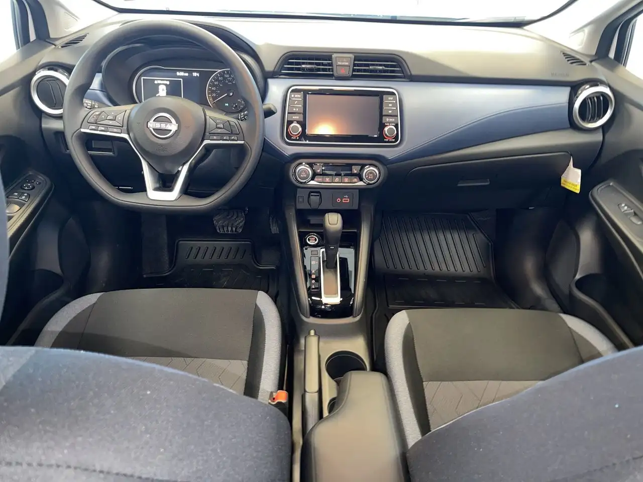 Nissan Versa снимка Nissan Versa