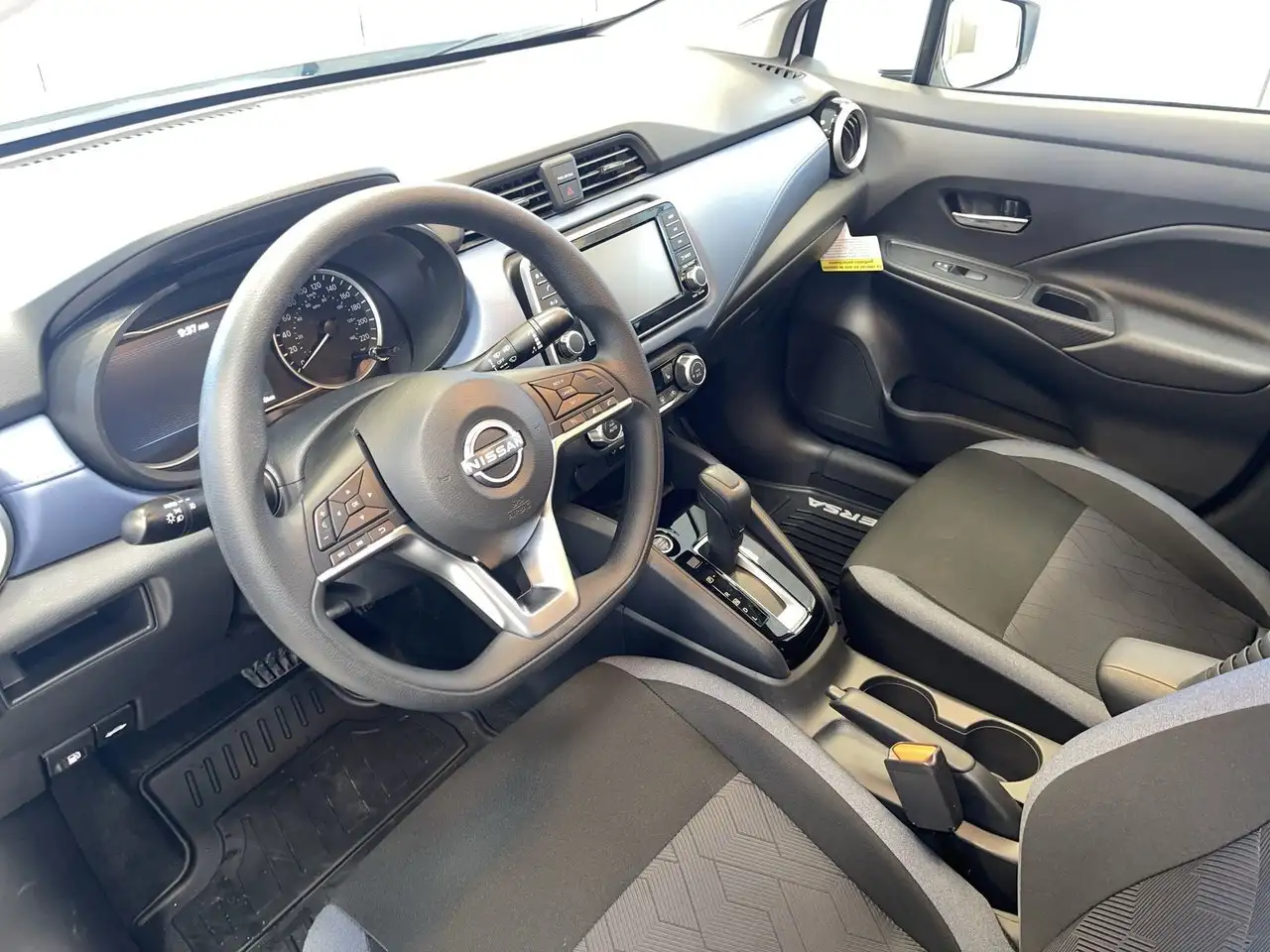 Nissan Versa снимка Nissan Versa