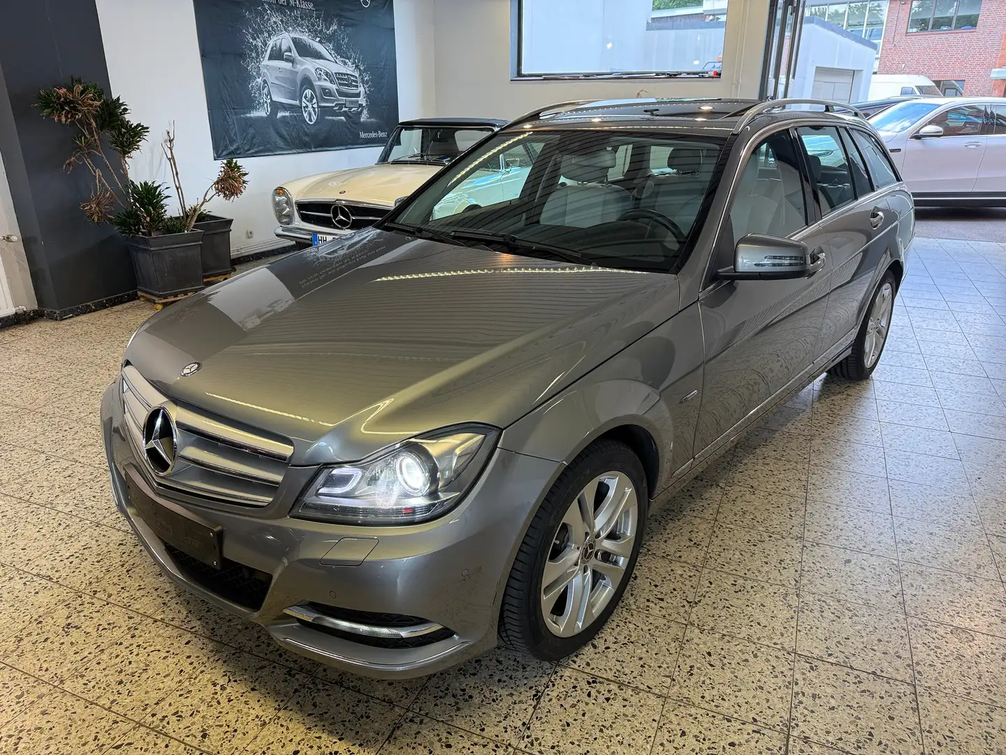 Mercedes-Benz C 200 T CGI Avantgarde AUT/NAV/LED/ILS/SHZ/PTS/AHK/2.Hd Silber - 2