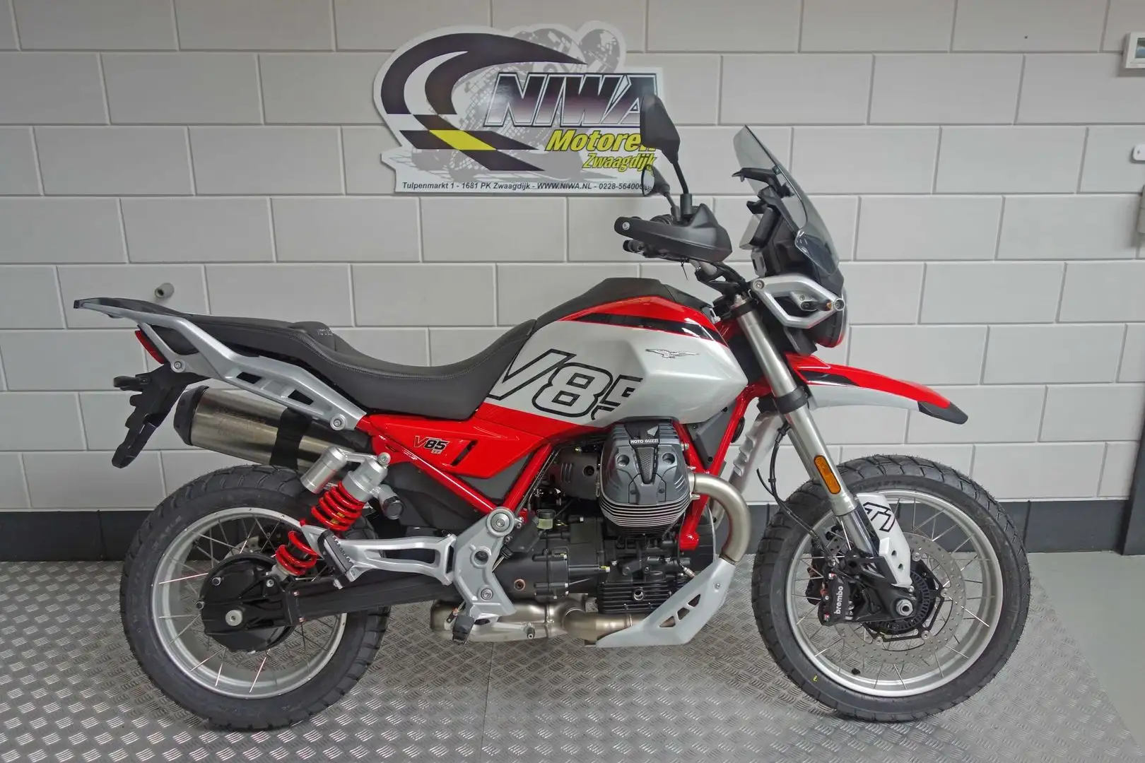 Moto Guzzi V 85 TT Wit - 1