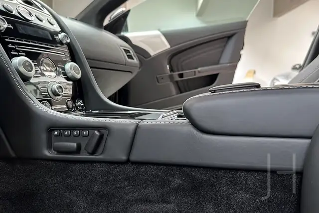 Aston Martin DBS Carbon Black Edition Ansicht 22