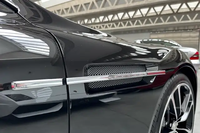 Aston Martin DBS Carbon Black Edition Ansicht 7