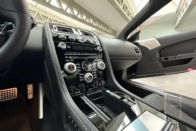 Aston Martin DBS Carbon Black Edition Ansicht 24