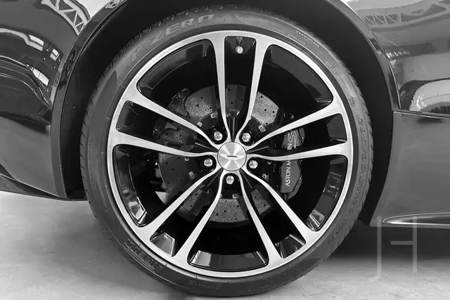 Aston Martin DBS Carbon Black Edition Ansicht 10