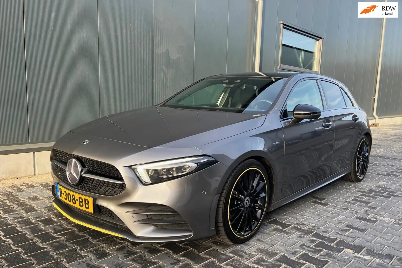 Mercedes-Benz A 250 Edition 1 AMG PANO BURMESTER 360 CAMERA Grau - 1
