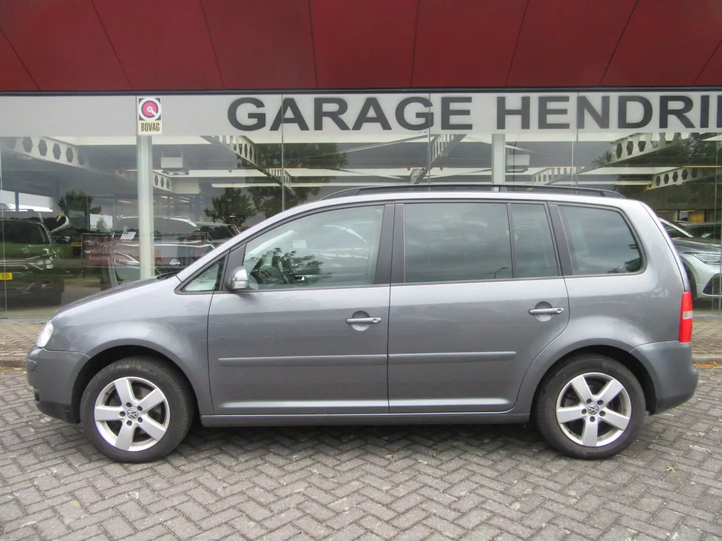 Volkswagen Touran 2.0-16V FSI Highline 7 persoons , Automaat, Clima Grau - 2