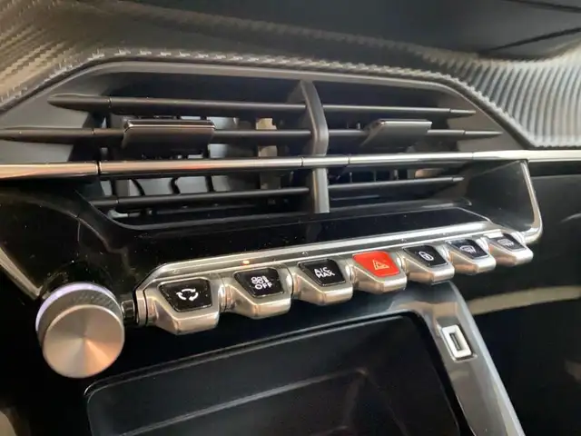 Peugeot 208 view 11