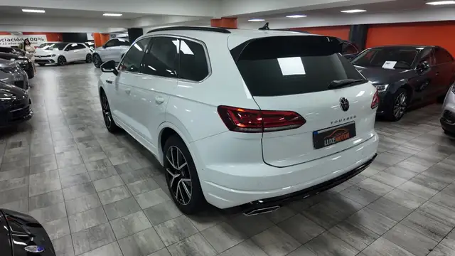 Volkswagen Touareg view 4