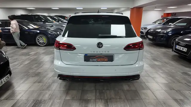 Volkswagen Touareg view 5