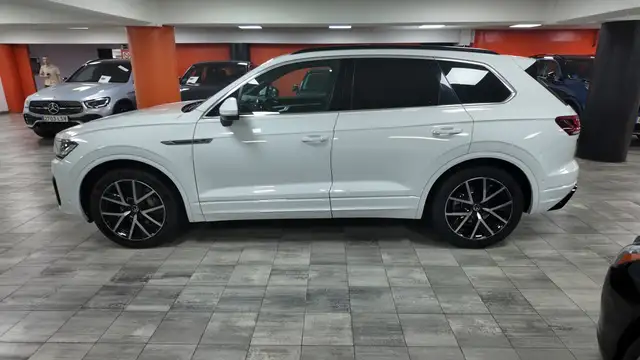 Volkswagen Touareg view 3