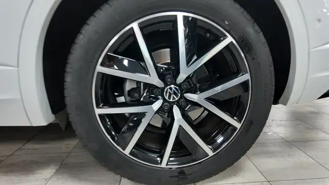 Volkswagen Touareg view 15