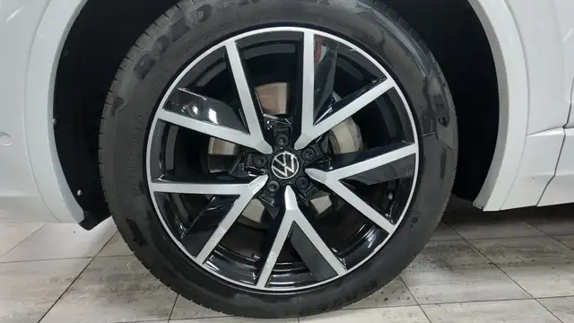Volkswagen Touareg view 12