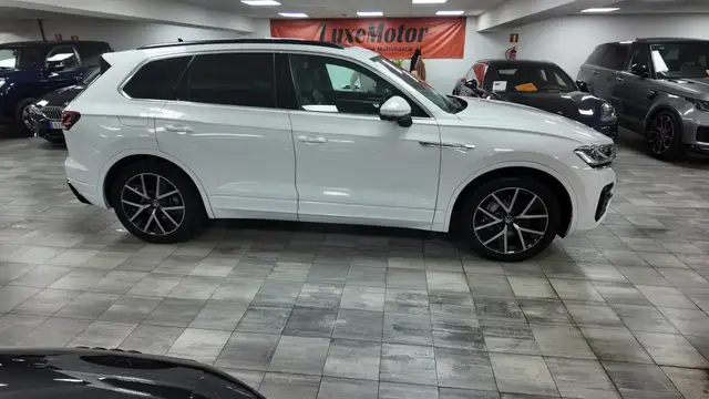Volkswagen Touareg view 7