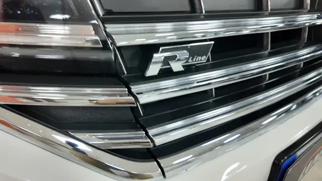 Volkswagen Touareg view 9